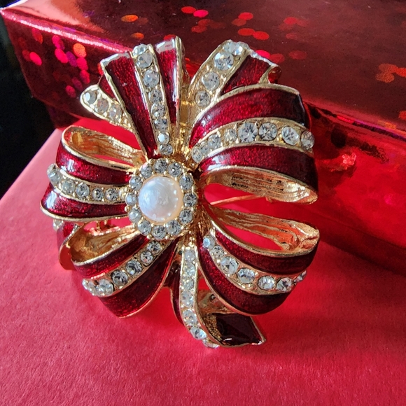 Vintage Red Enamel Gold Tone CZ and Faux Pearl Valentine's Ribbon Bow Brooch Pin - Picture 5 of 16